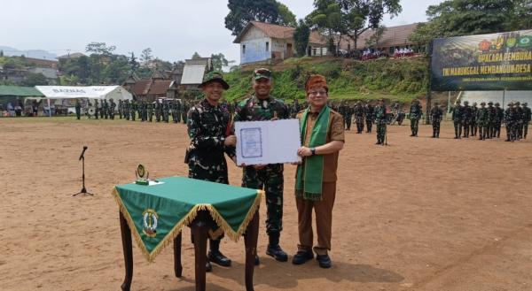 TNI Bangun Jalan 1,4 Km hingga Bedah Rumah Warga di Lebak Lewat Program TMMD ke-130 ‎