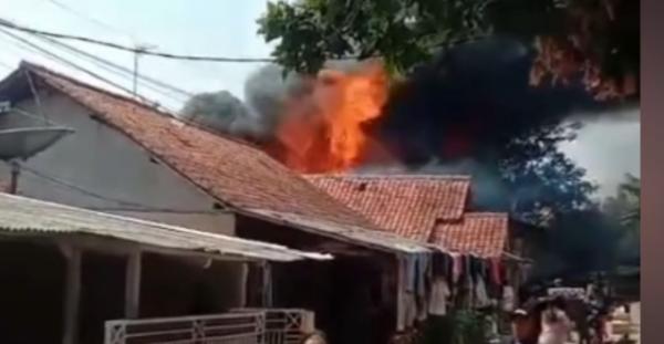 Kebakaran Hebat di Pasawahan Purwakarta, Gudang Peralatan Pernikahan Ludes Dilalap Api