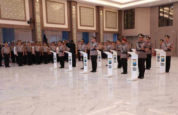 Kapolda Jatim Lantik Wakapolda Baru, Enam Kapolres Berganti Jabatan