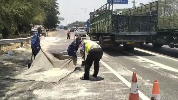 Pikap Bermuatan Kerupuk Terguling di Tol Sidoarjo, Lajur Sempat Macet