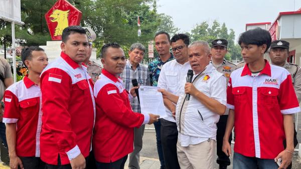 Massa HARI Sumut Demo DPD Gerindra, Minta Ketua DPRD Deli Serdang Diganti