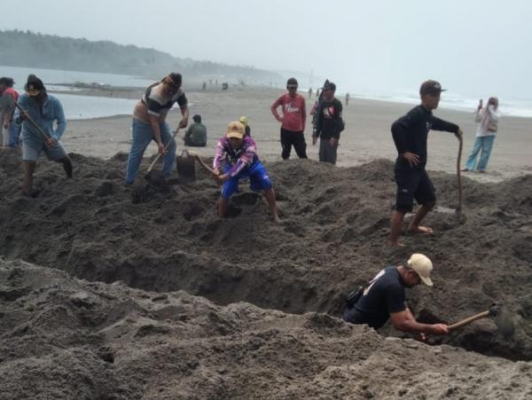 Cegah Sungai Cisadea Meluap, Warga di Sindangbarang Gotong Royong Buka Jalur Aliran ke Laut