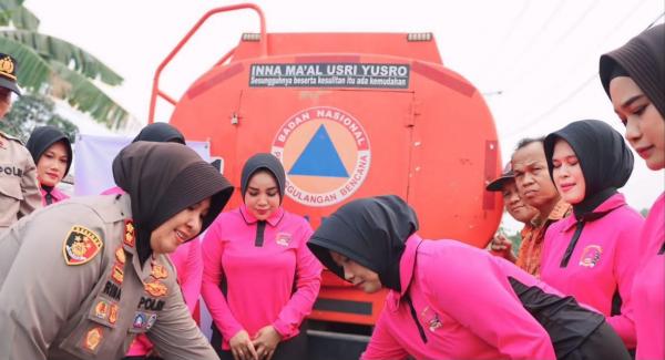 Kepedulian Polres Kapuas Mengalir, Puluhan Ribu Liter Air Bersih Disalurkan ke Masyarakat