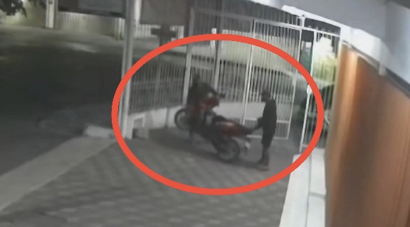 Detik-detik CCTV Rekam Aksi Maling Motor di Sidoarjo, Terkunci Ganda Malah Diangkat Lewat Pagar