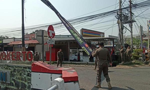 Soroti Bahaya Pemasangan di Jalan, Satpolkar Kendal Tertibkan Reklame