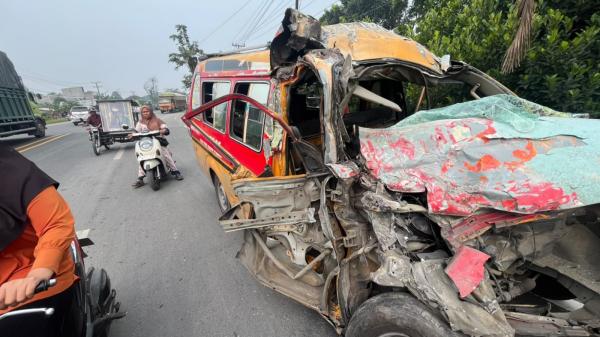 Angkot Adu Banteng dengan Truk Fuso di Perbaungan, Sopir Meninggal Dunia