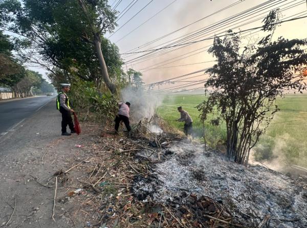 Kebakaran Lahan di Lingkar Timur Prasung Buduran Sidoarjo, Polisi Turun Tangan Padamkan Api