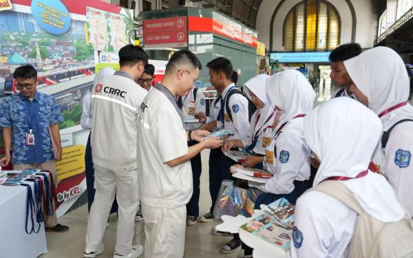Satu Jalur, Sejuta Cerita, KRL Jabodetabek Jadi Inspirasi Karya Seni Pelajar dan Komunitas