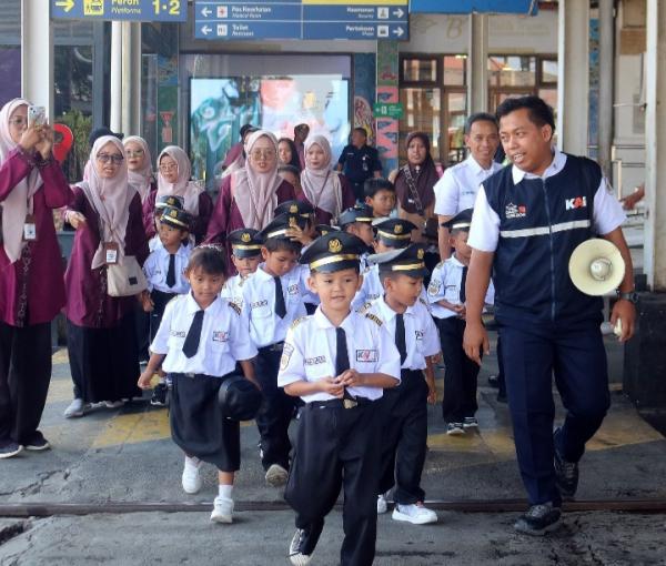 Seru! Pakai Seragam Masinis, Siswa Siswi TK di Cirebon Diajak Kenali Dunia Kereta Api