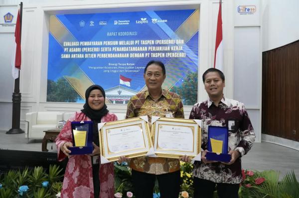Bank Jatim Borong Tiga Penghargaan, dari Pertumbuhan Bisnis hingga Layanan Pensiunan