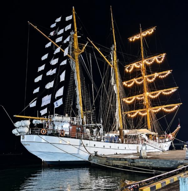 KRI Dewaruci Sandar di Cirebon, Warga Bisa Naik Gratis! Ini Kesempatan Langkanya