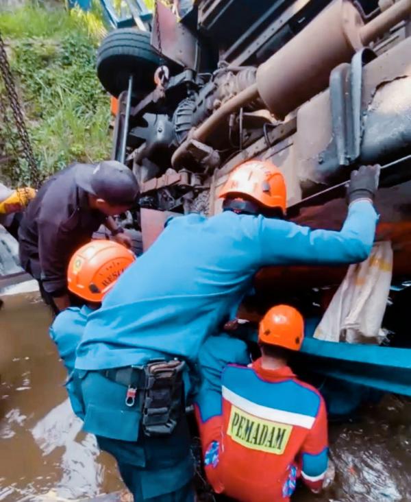 Diduga Rem Blong, Bus Elf Terjun ke Jurang 15 Meter di Ciawi Bogor, Sopir Tewas