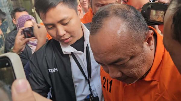 Pakai Rompi Oranye dan Tangan Terborgol, 5 Tersangka OTT BNPB Resmi Ditahan KPK