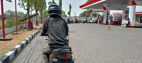 Antrean Pertalite Mengular, Warga Sidoarjo Keluhkan Pasokan