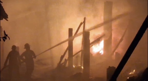 Kebakaran Hebat di Krian Sidoarjo, Pabrik Tahu Hangus Terbakar, Pemilik Rugi Ratusan Juta