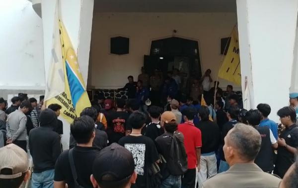 Balaikota Cirebon Digruduk Mahasiswa, PMII Soroti APBD hingga Tolak Geothermal Ciremai