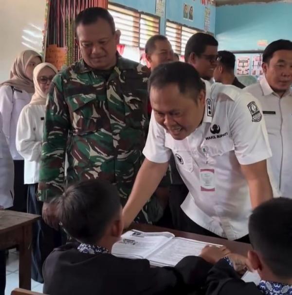 Pastikan Tak Dipungut Biaya, Wabup Maslani Tinjau Penyaluran Modul Belajar Gratis di SDN Pinayungan