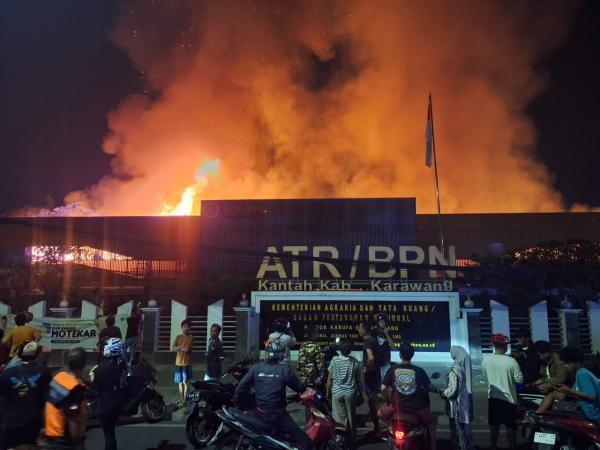 BREAKINGNEWS! Kantor ATR/BPN Karawang Kebakaran, Api Lalap 70 Persen Bangunan