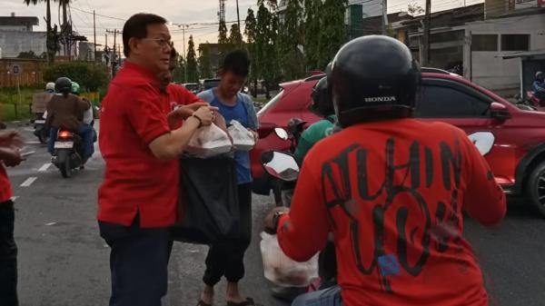 PDIP Medan Turun ke Jalan, Bagi Makanan Gratis untuk Pekerja