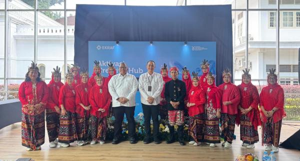 Srikandi Angklung Bogor Tampil Memukau di Creative Hub Kementerian Ekraf