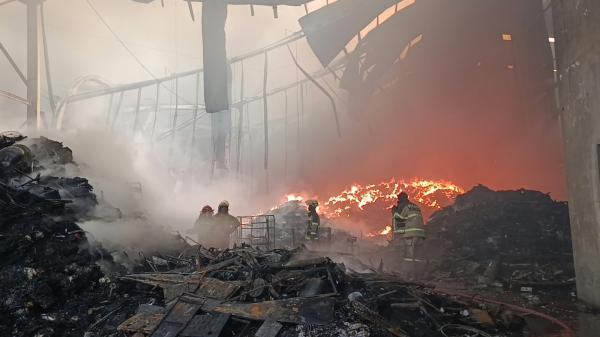 Kebakaran Landa Dua Gudang Retur Paket di Sepatan Tangerang, 35 Personel Damkar Dikerahkan