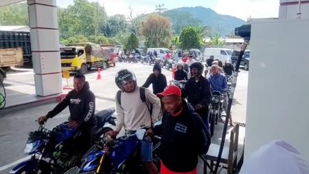 Keterlambatan Pasokan BBM, Antrean Kendaraan di SPBU Flores Mengular hingga 1 Km