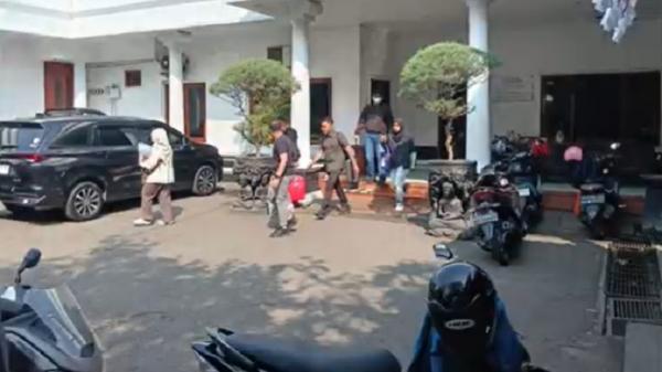 Bupati Klaten Beserta Sejumlah Pejabat Terjaring OTT KPK