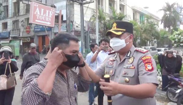 Kabut Asap Ganggu Kualitas Udara Makassar, Polisi Bagikan Masker Gratis ke Pengendara
