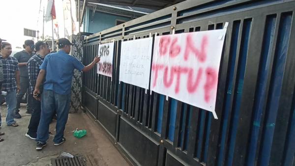 Tak Bisa Temui Pengelola SPPG Tlahap, Peternak Bentangkan Poster Tuntutan