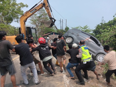 Avanza Veloz Tabrak Pembatas Jalan dan Terjun ke Lereng di Mamuju, Pengemudi Lolos dari Maut