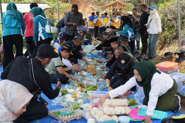 Syukuran di Pinggir Kebun Teh, Warga Senang Jalan Perbatasan Ciwidey–Gununghalu Kini Mulus Total