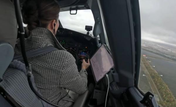 Heboh, Ratu Thailand Terbangkan Sendiri Boeing 737 ke Jepang
