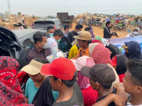 Jumat Berkah: Polisi Sambangi TPA Punggur Bagikan 500 Paket Makanan untuk Warga