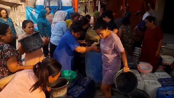 Warga Blora Berebut Air Bersih, 4 Tangki dari TP-PKK Kabupaten Blora Ludes Kurang dari Sejam!
