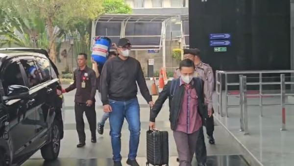 Bupati Klaten Hamenang Wajar Ismoyo Tiba di KPK, Petugas Bawa Tong Plastik Diduga untuk Tampung Uang