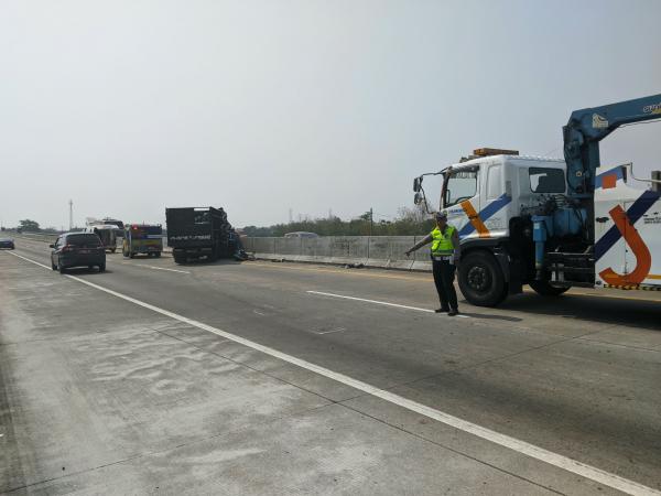 Tabrak Kendaraan di Depan, Sopir Truk Tewas Terjepit di Tol Kendal