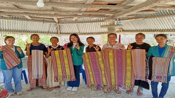 Gali Potensi Tenun Pewarna Alami, Mahasiswa FEB Unimor Turun Langsung ke Perajin di Insana Barat