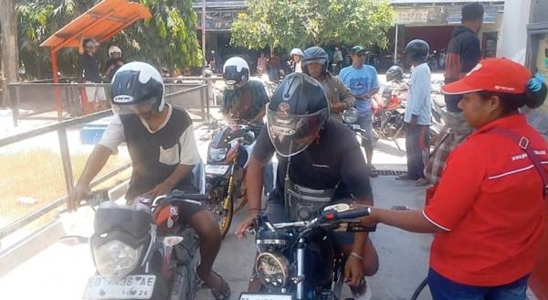 Antrean BBM di Waingapu Mengular, Pengelola SPBU Akui Pasokan dari Depo Pertamina Turun Separuh