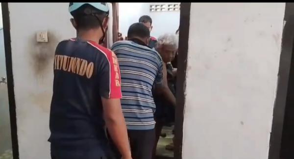 Petugas Damkar Evakuasi Lansia yang Jatuh dan Terjebak di Kamar Mandi