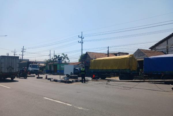 Truk Trailer Senggol Tiang PJU di Gilang Taman Sidoarjo, Kabur ke Arah Surabaya