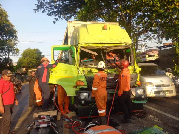 Kecelakaan di Jombang: Tronton Muatan Galon Ringsek Usai Tabrak Belakang Truk, Sopir Terjepit