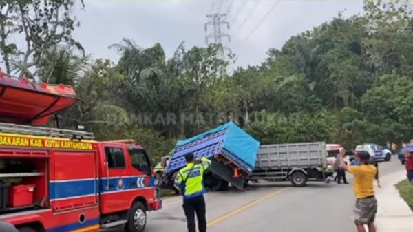Truk Adu Banteng di Jalan Poros Tenggarong-Kota Bangun, Sopir Terjepit Kabin
