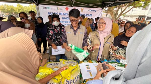 Warga Serbu Gerakan Pangan Murah dan Uji Tanak Beras SPHP di Alun-alun Banyumas