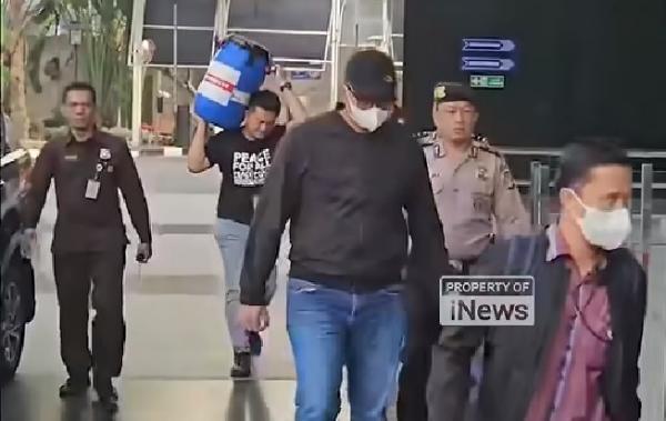 OTT Bupati Klaten, Penyidik KPK Panggul Tong Biru, Apa Isinya?