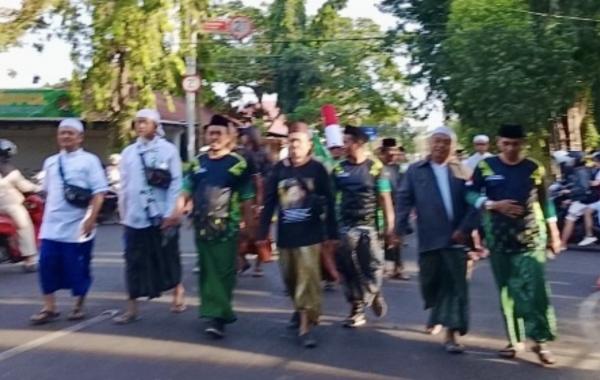 Sarungan, Ribuan Peserta Jalan Sehat Peringati Hari Santri Nasional di Kota Probolinggo