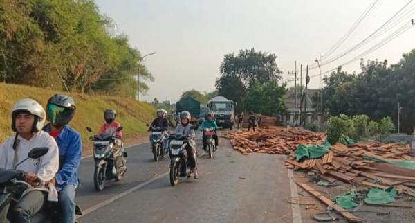 Tali Pengikat Putus, Dua Pemotor Tertimpa 25 Kubek Kayu Muatan Tronton di Jombang