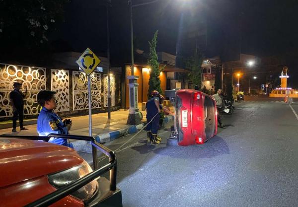 Mobil Brio Terguling Usai Tabrak Trotoar di Tulungagung