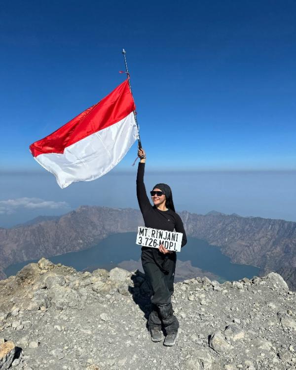 Kaki Memudar di Pasir Licin Rinjani, Yura Yunita Temukan Tenaga Tambahan saat Disambut Sunrise