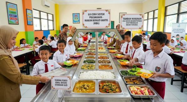 BGN Uji Coba Prasmanan di Program MBG, Siswa Bisa Ambil Tambahan Makanan