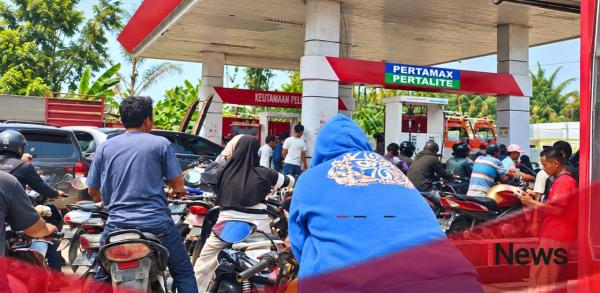 Antrean Mengular di SPBU Karossa, Warga Keluhkan Pengaturan hingga Dugaan Pelansir BBM